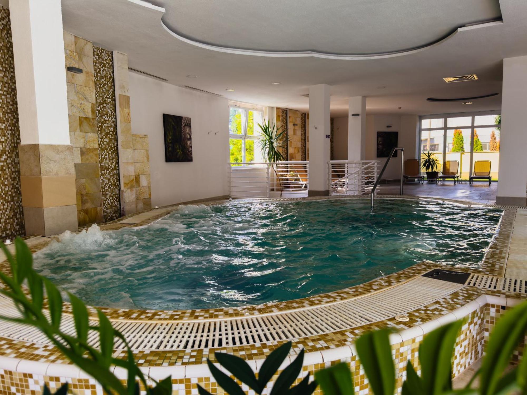 Hotel Aurora Miskolc Buitenkant foto