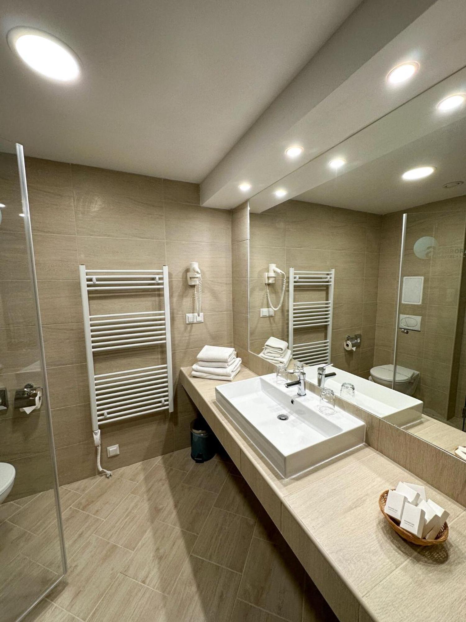 Hotel Aurora Miskolc Buitenkant foto