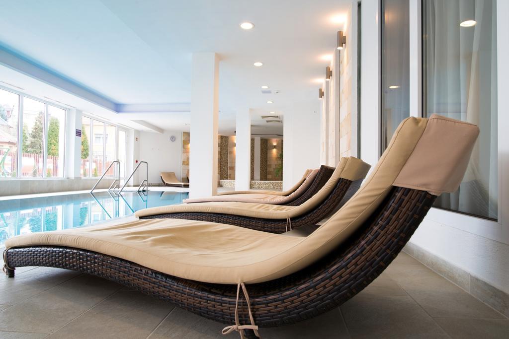 Hotel Aurora Miskolc Buitenkant foto