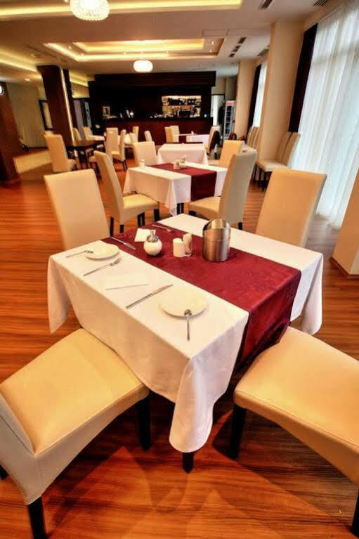 Hotel Aurora Miskolc Buitenkant foto