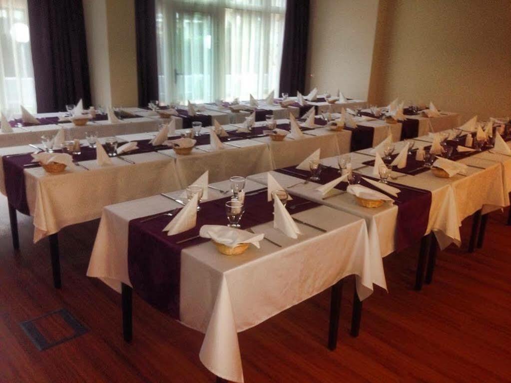 Hotel Aurora Miskolc Buitenkant foto
